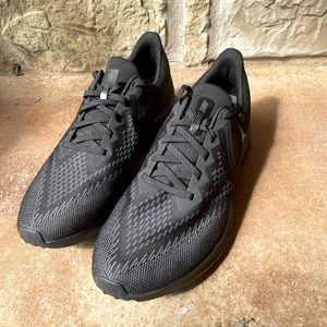 Men’s Black Nike Shoes (Like New)